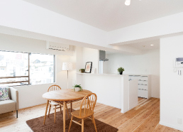 無垢材の床による賃貸向けリノベ、高い遮音性で入居者の安心を確保。